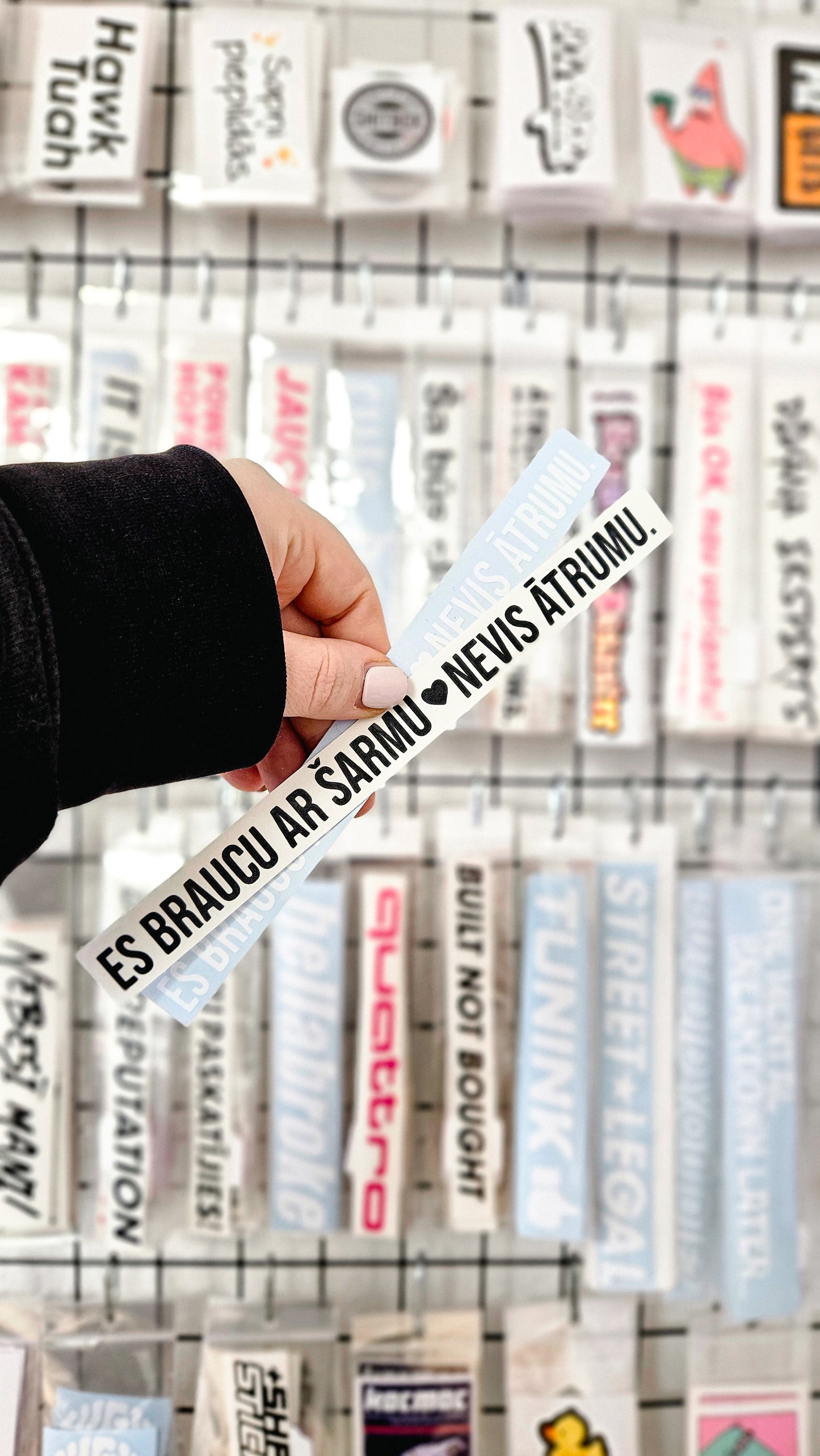 Es braucu ar šarmu - Plotted Vinyl Sticker