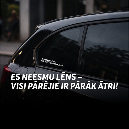 Car window with a humorous text sticker in a foreign language